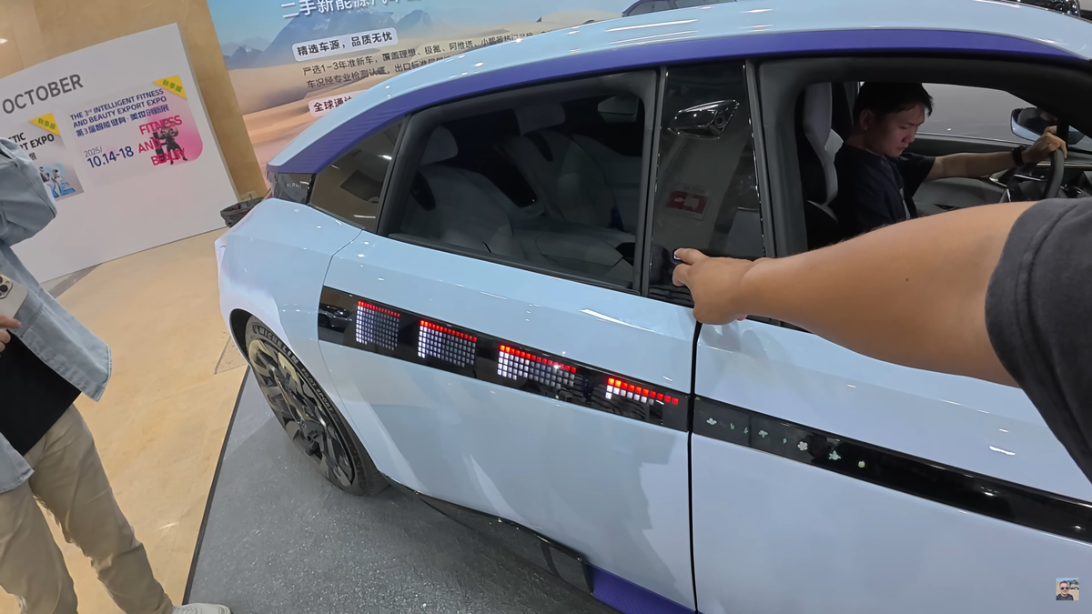 „Ferrari chinezesc” » Cu ce „supercar de 38.000 de dolari” se laudă China! Un vlogger român a asistat la o prezentare futuristă