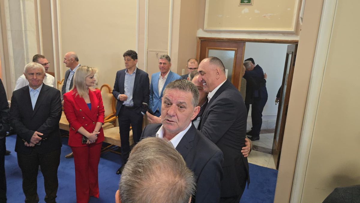 Steaua '86 în Camera Deputaților » Parlamentarii AUR au „confiscat” sărbătoarea, Balint a cerut indemnizații de merit pentru toată echipa: „În mod firesc și drept”
