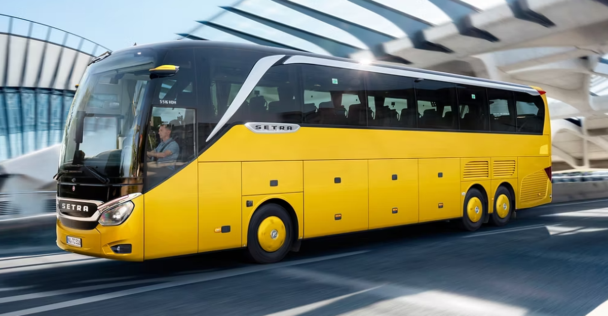 Siglă și autocar FCSB