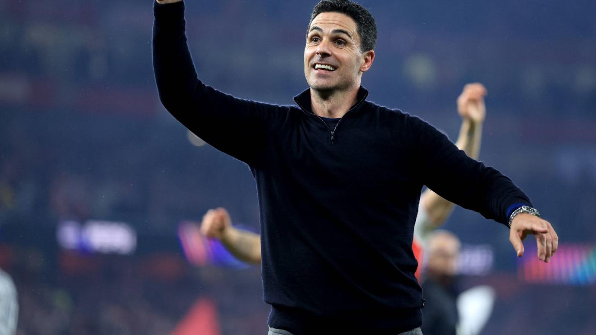Mikel Arteta discutând cu Viktor Gyokeres pe marginea terenului după Arsenal calificare Liga Campionilor în sezonul 2023-2024 | sursa foto: Gazeta Sporturilor
