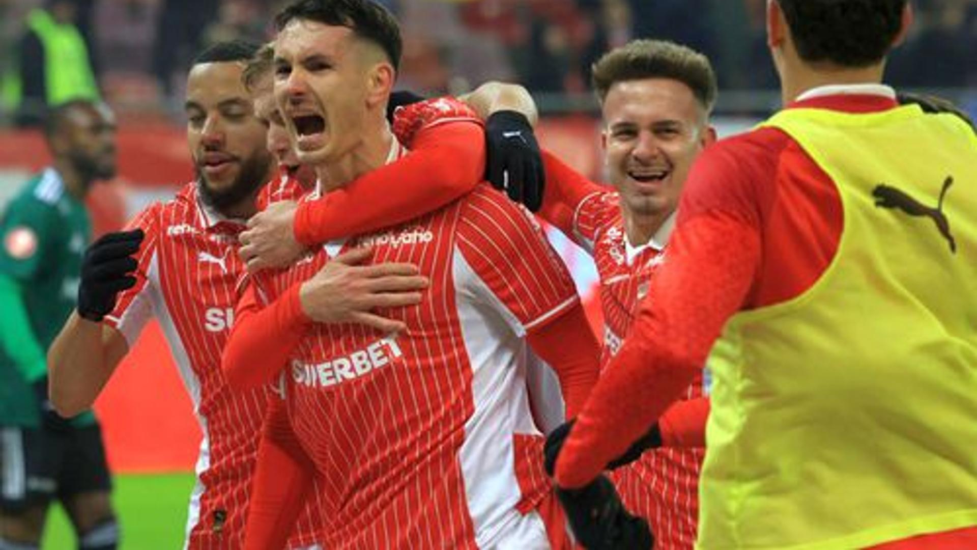 Trei jucători Dinamo în timpul unui meci de play-off fotbal, evidențiind riscul de suspendare din cauza cartonașelor galbene acumulat. | sursa foto: Gazeta Sporturilor