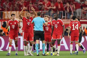 Scandal uriaș la Bayern - PSG » Nemții au năvălit peste arbitru