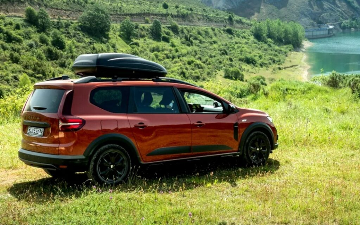 Dacia, „dormitor pe roți” » Imagini surprinzătoare: cum arată mașina-casă care nu a existat vreodată