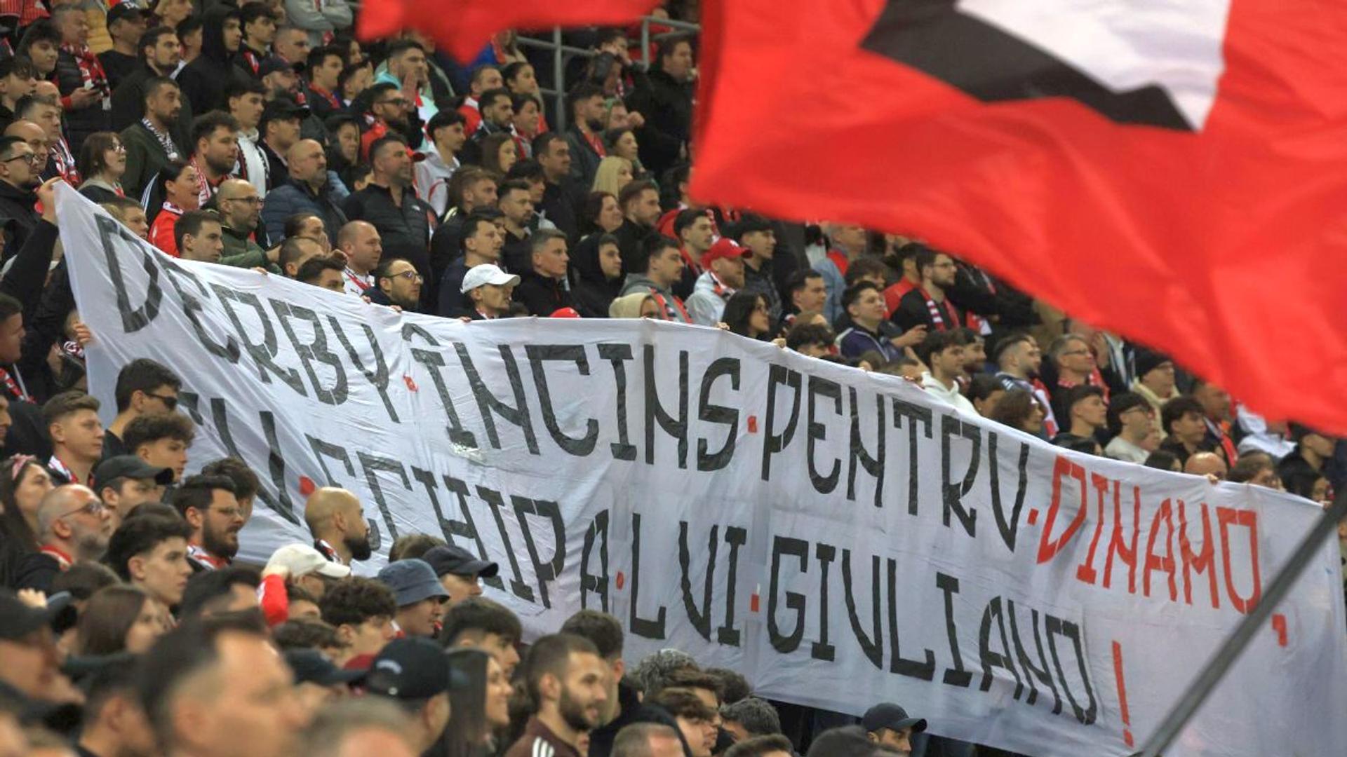 Suporterii Dinamo afișând bannere cu mesaje rasiste pe stadion în timpul derby-ului, urmate de pedeapsă Dinamo și sancțiune Comisia Disciplină pentru mesaje rasiste stadion. | sursa foto: Gazeta Sporturilor