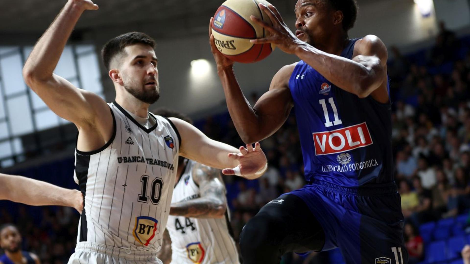 Jucători U-BT Cluj-Napoca și Buducnost Podgorica în acțiune într-un meci intens din Liga ABA la Centrul Sportiv Moraca, Muntenegru. | sursa foto: Gazeta Sporturilor