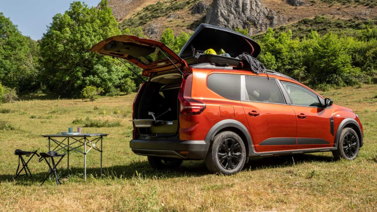 Dacia, „dormitor pe roți” » Imagini surprinzătoare: cum arată mașina-casă care nu a existat vreodată