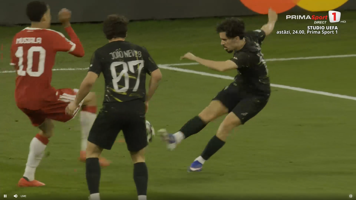 Scandal uriaș la Bayern - PSG » Nemții au năvălit peste arbitru