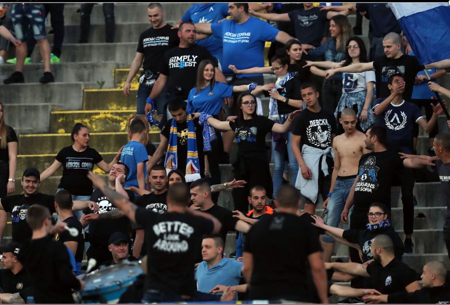 Fanii bulgari la Levksi - Ludogoreț // FOTO: Sportal.bg S-a reluat și campionatul Bulgariei! Keșeru a ieșit accidentat la pauză în derby-ul cu Levski