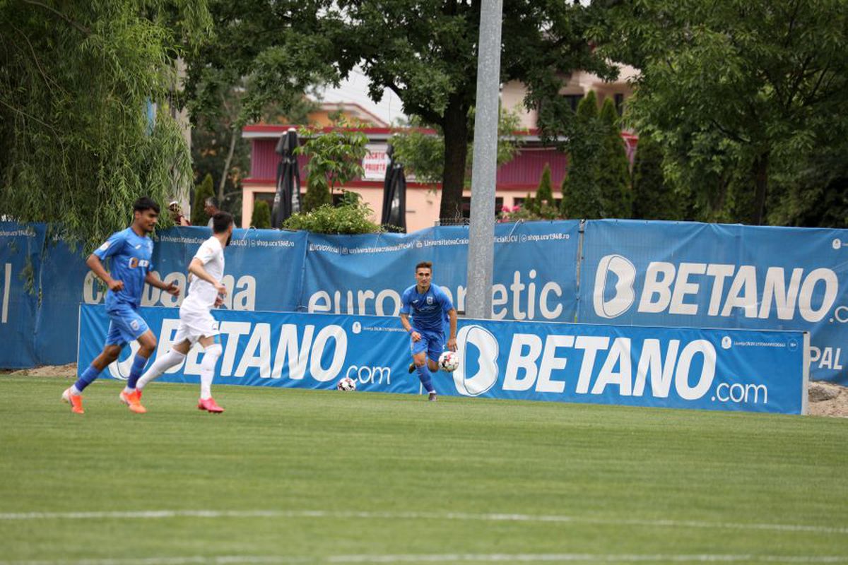 CS UNIVERSITATEA CRAIOVA - VIITORUL. Incident cu Cristiano Bergodi, la debutul pe banca oltenilor: i-a căzut panoul în cap!