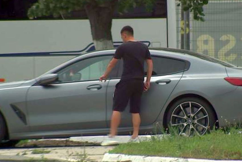 Olimpiu Moruțan, alături de BMW-ul criticat de Becali. Sursă foto: Captură Antena Sport