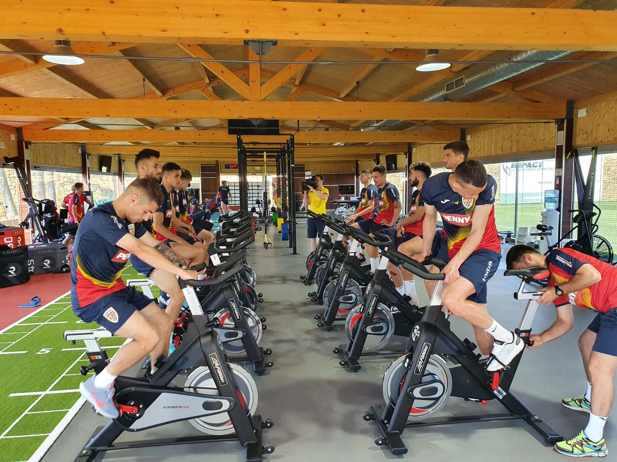 Nicolae Dică le-a arătat jucătorilor cum se centrează! O noutate pentru România U23: Pașcanu contra Australiei