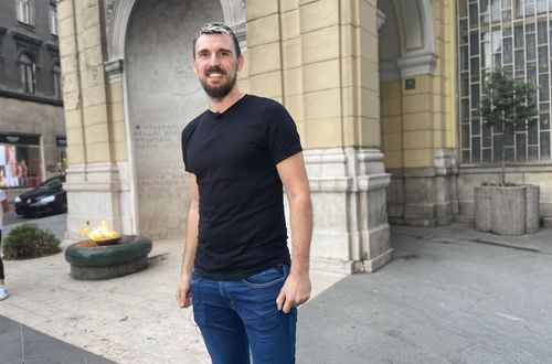 Ajuns la 31 de ani, Enes Sipovici, fost campion cu Oțelul în urmă cu 11 ani, va fi prezent la partida pe care România o dispută în Bosnia, la Zenica, 70 de kilometri de orașul unde este stabilit stoperul, capitala Sarajevo.