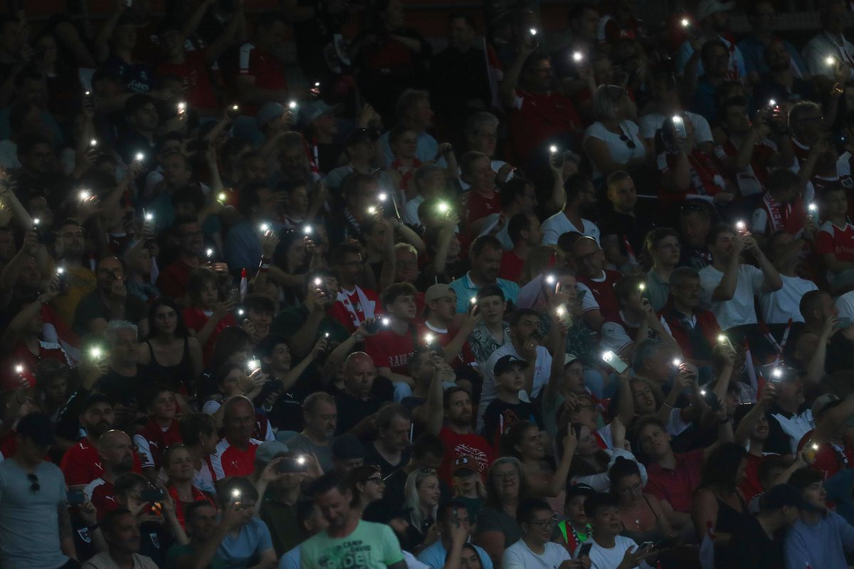 Austria - Danemarca a început cu 90 de minute întârziere » Ce s-a întâmplat la Viena + Momente superbe create de fani