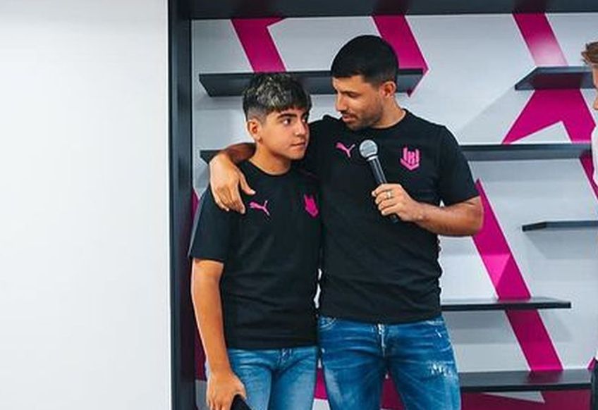 Benjamin Aguero, fiul în vârstă de 13 ani al lui Sergio Aguero (35 de ani), a cucerit internetul cu o replică postată la anunțul despărțirii dintre PSG și Lionel Messi (35 de ani).