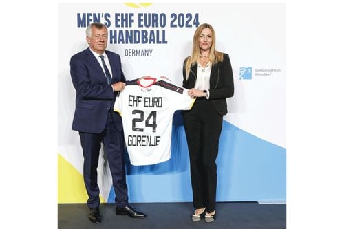 Foto: Michael Wiederer și Alenka Potočnik Anžič la tragerea la sorți pentru Campionatul European de handbal masculin EHF 2024, miercuri, 10 mai 2023