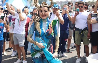 A venit dezbrăcată la petrecerea de titlu! Doar vopseaua albastră i-a acoperit corpul