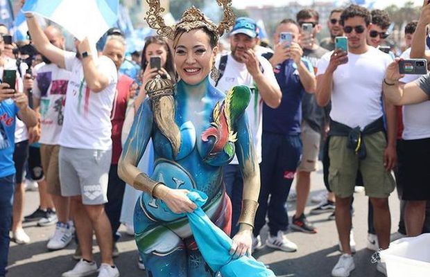 A venit dezbrăcată la petrecerea de titlu! Doar vopseaua albastră i-a acoperit corpul