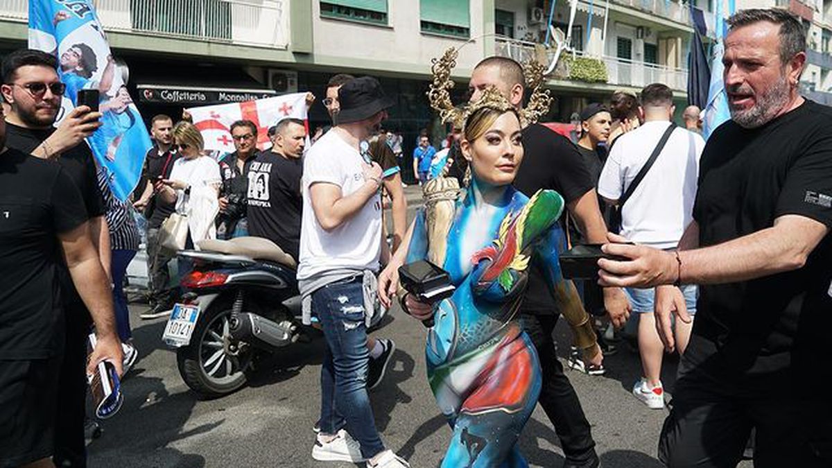 Cea mai sexy fană a lui Napoli vrea să îi strice relația lui Kvaratskhelia » Mesajul provocator postat pe Instagram