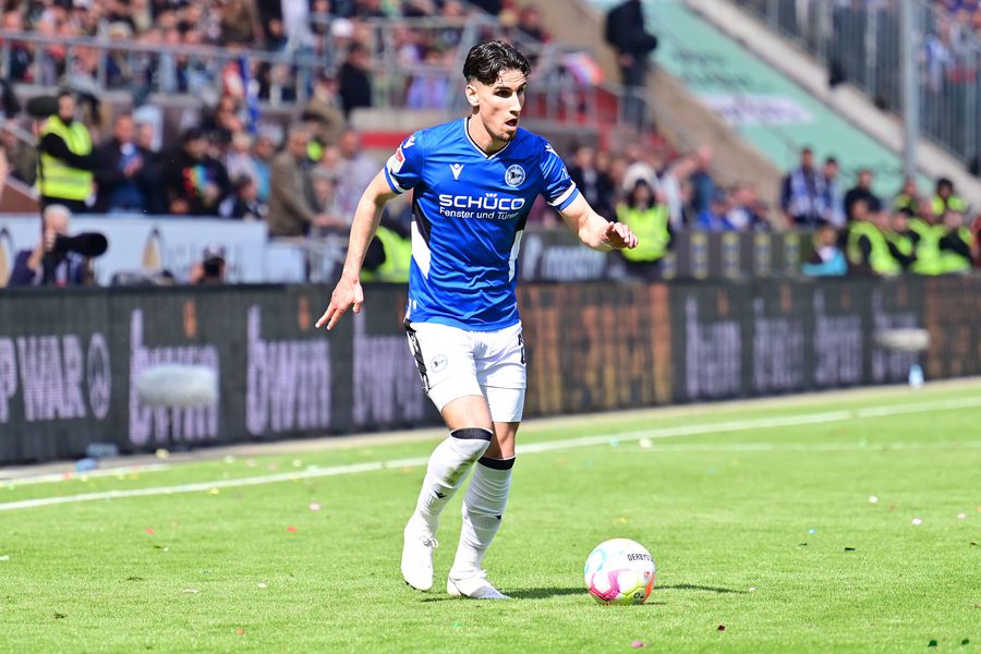 Theo Corbeanu, în tricoul lui Bielefeld / FOTO: Imago Fotbalistul care a ales Canada în dauna României a retrogradat în al treilea eșalon al Germaniei » Spulberat la baraj