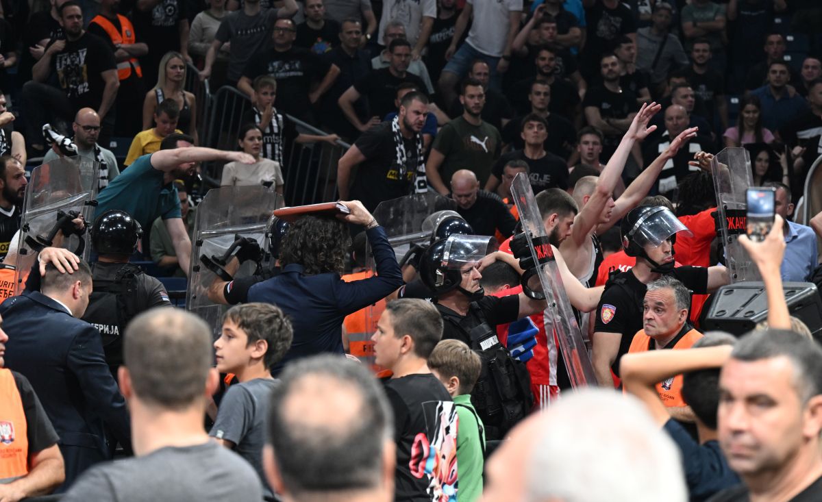 Haos la derby-ul Partizan – Steaua Roșie! Scene reprobabile: meciul a fost abandonat și sârbii au anunțat campioana