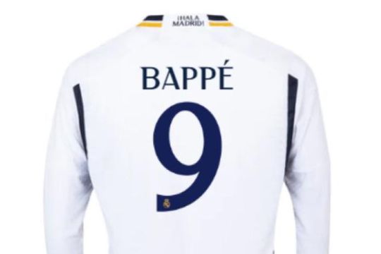 Până când se poate comanda originalul e bun și un tricou fake cu Kylian Mbappe