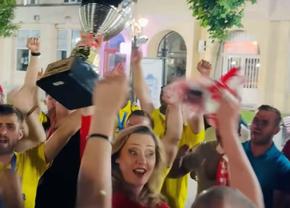 Orașul de 27.000 de locuitori, din nou în Liga 2 după 20 de ani! Primărița Elena Lasconi le-a luat fața fotbaliștilor la petrecerea de promovare