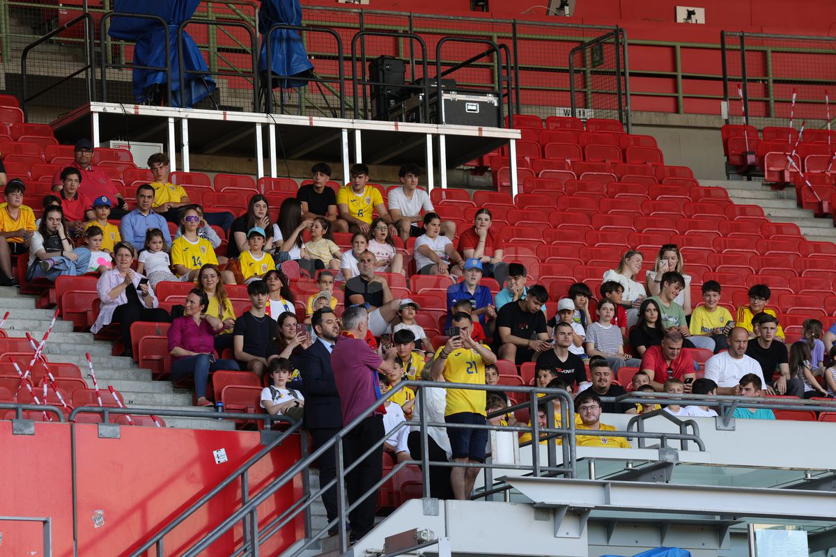 Fanii români prezenţi la antrenamentul oficial al României