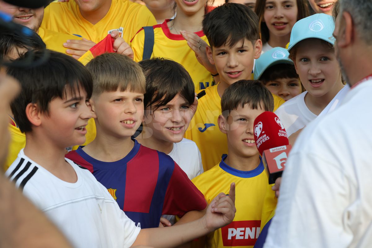 Fanii români prezenţi la antrenamentul oficial al României