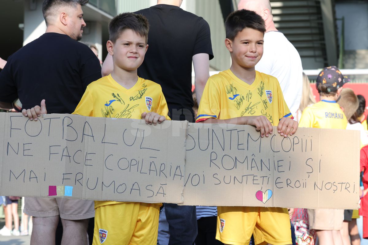 Fanii români prezenţi la antrenamentul oficial al României