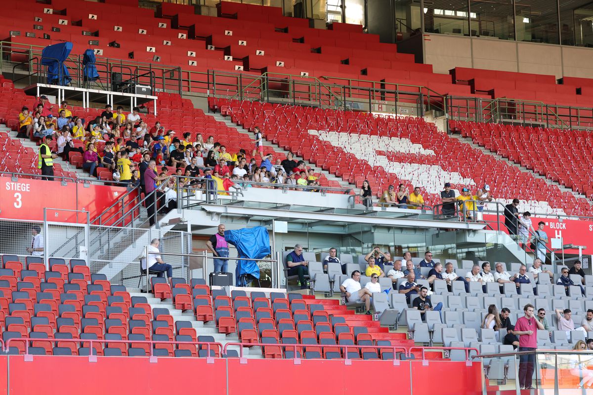 Fanii români prezenţi la antrenamentul oficial al României