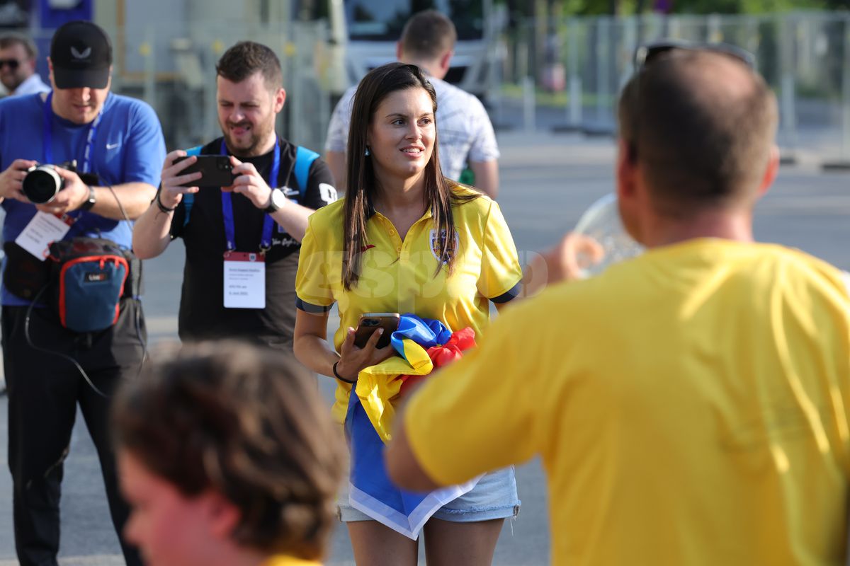 Fanii români prezenţi la antrenamentul oficial al României