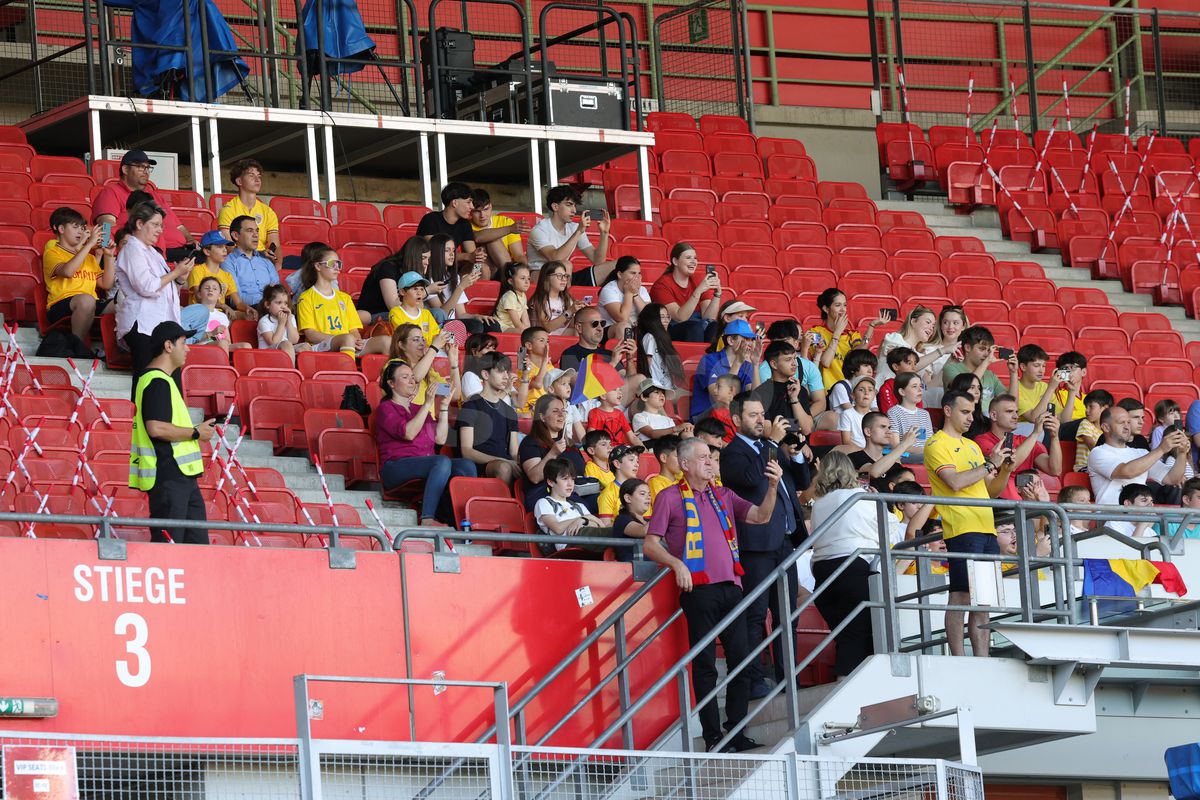 Fanii români prezenţi la antrenamentul oficial al României