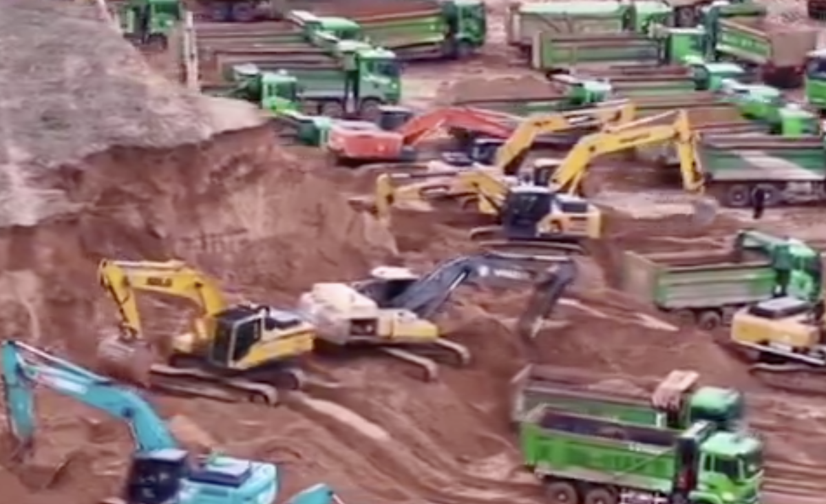 Se ridică mega-fabrica misterioasă a Chinei! O fortăreață mai mare decât orașul San Francisco: 1 milion de mașini, un stadion și un coșmar pentru Tesla