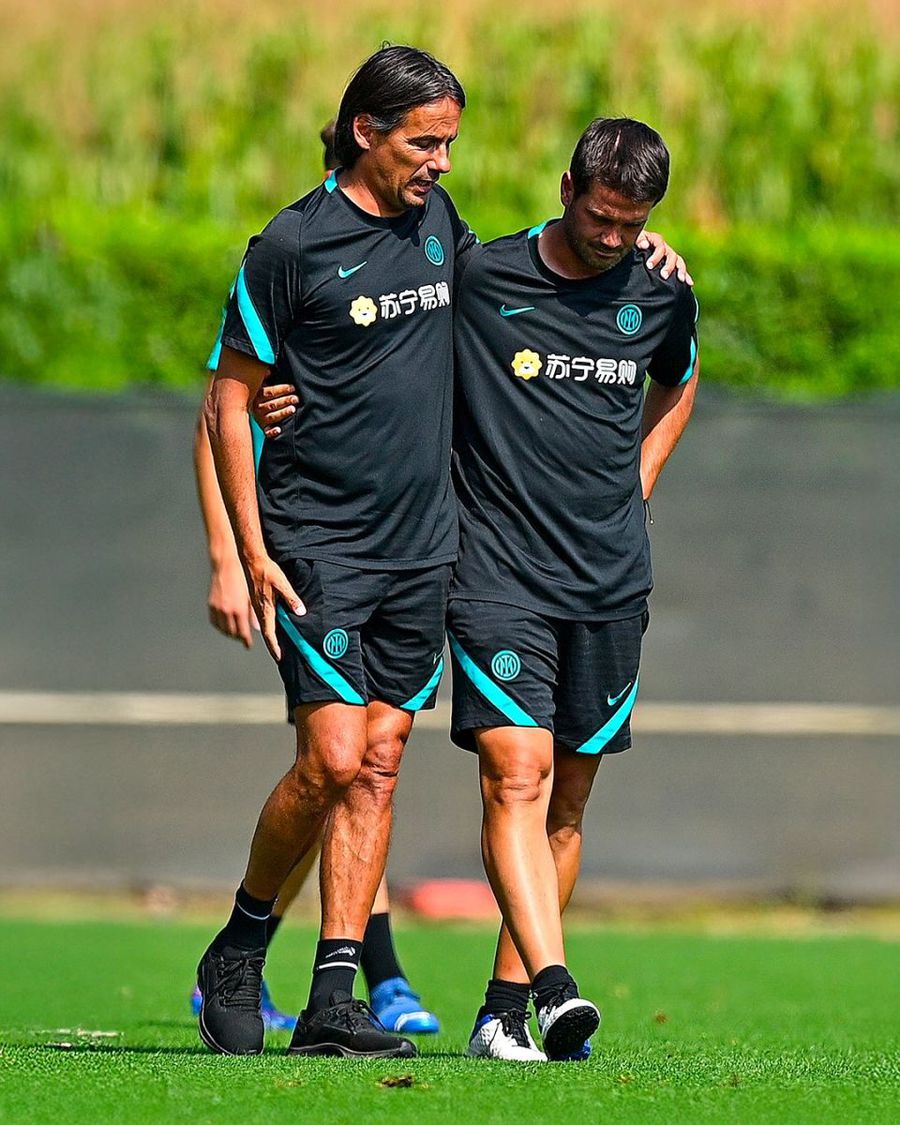 Simone Inzaghi și Cristi Chivu, pe vremea când primul era antrenorul primei echipe, iar celălalt la Primavera lui Inter / Foto: Faebook Telenovela Simone Inzaghi a fost reîncărcată! » Similitudinile cu plecarea lui Chivu de la Parma la Inter