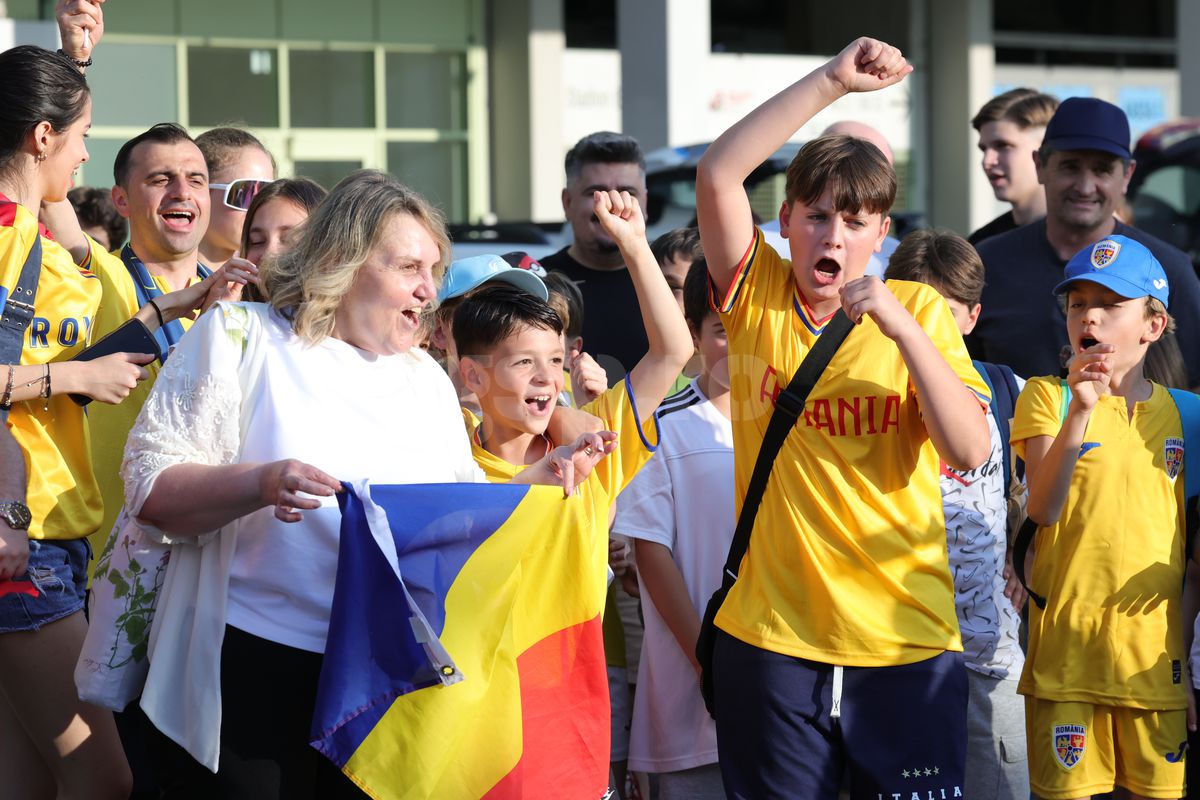 Fanii români prezenţi la antrenamentul oficial al României