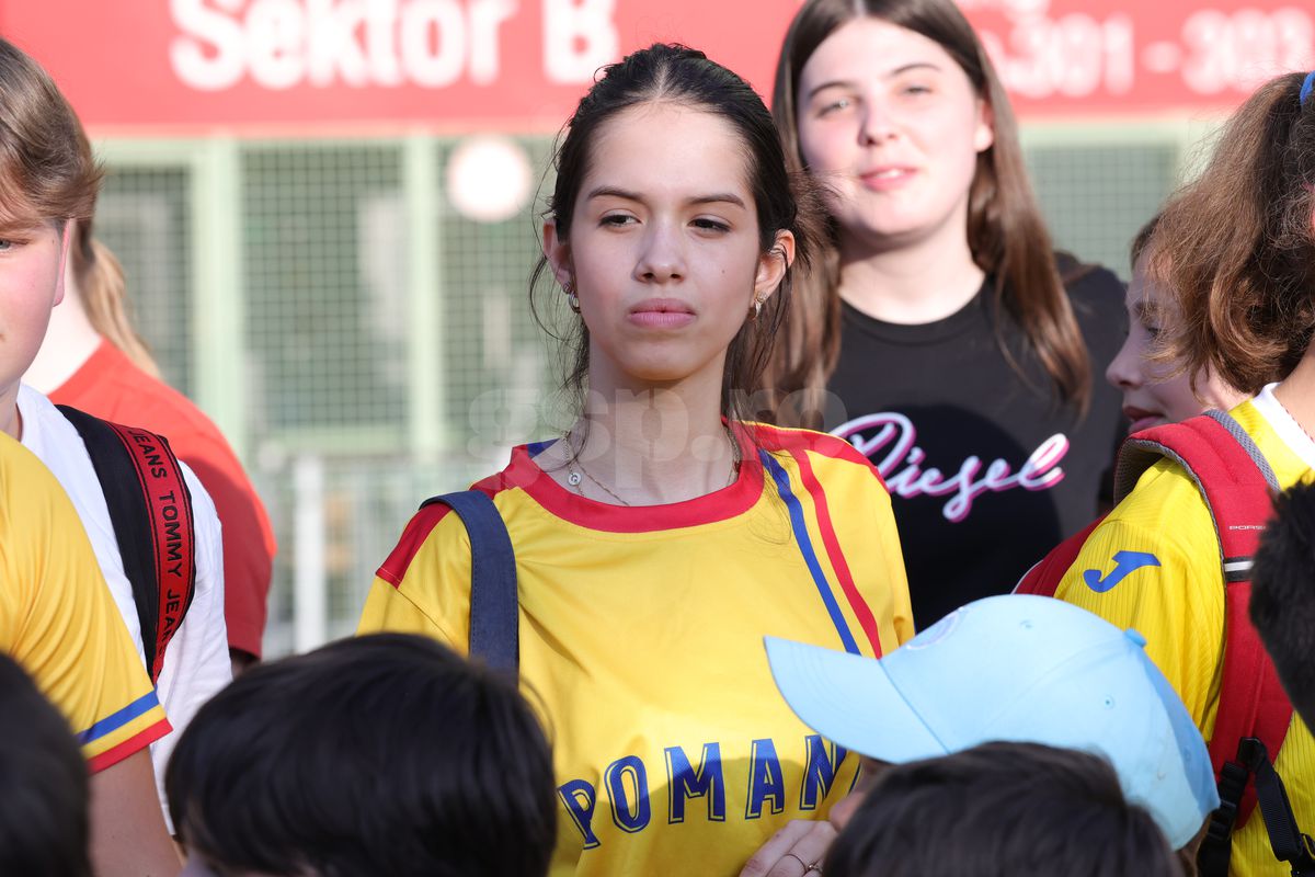 Fanii români prezenţi la antrenamentul oficial al României