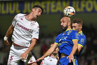 Era pe picior de plecare, dar s-a răzgândit și a semnat prelungirea cu echipa din Superliga » Urmează alte noi prelungiri