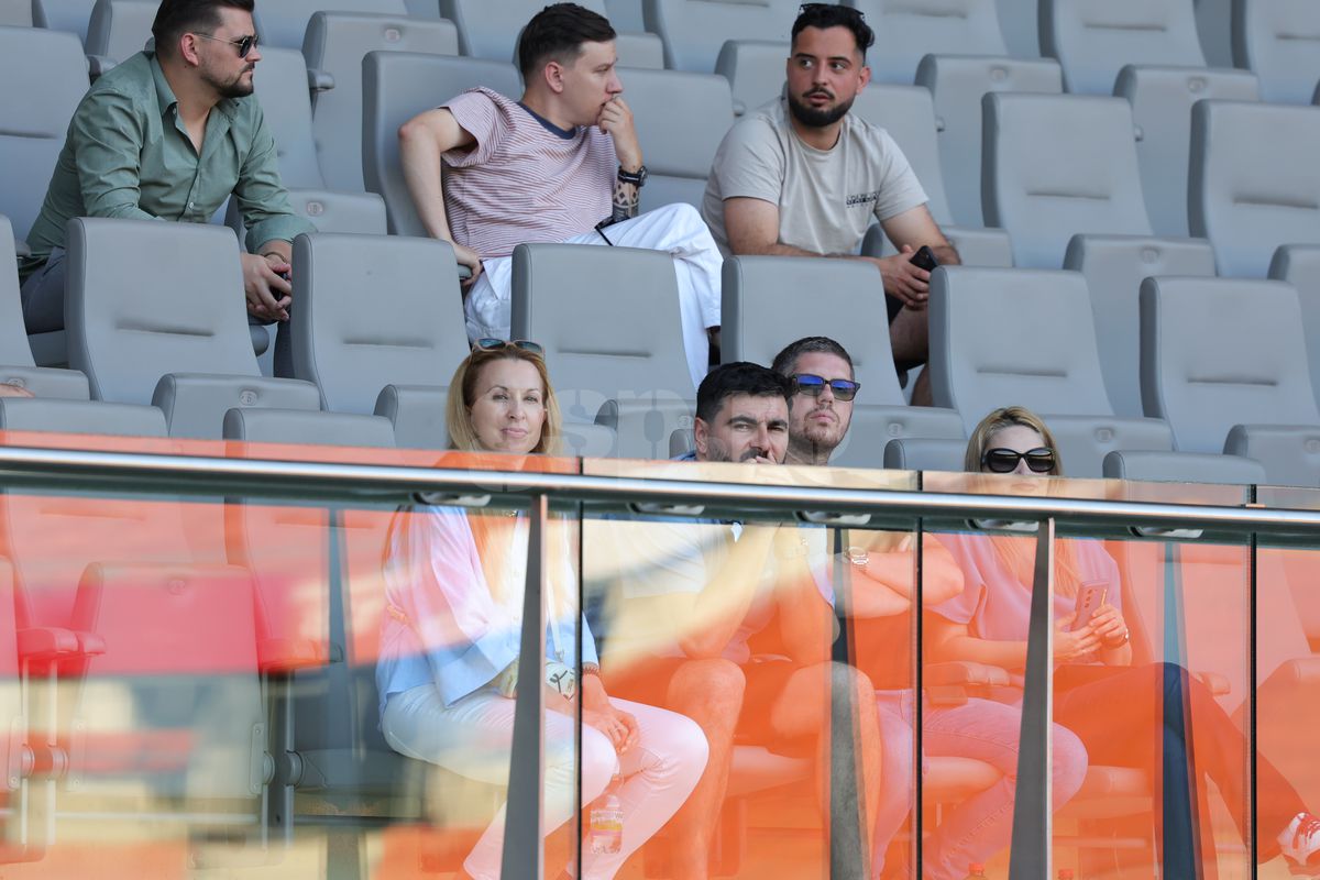 Fanii români prezenţi la antrenamentul oficial al României