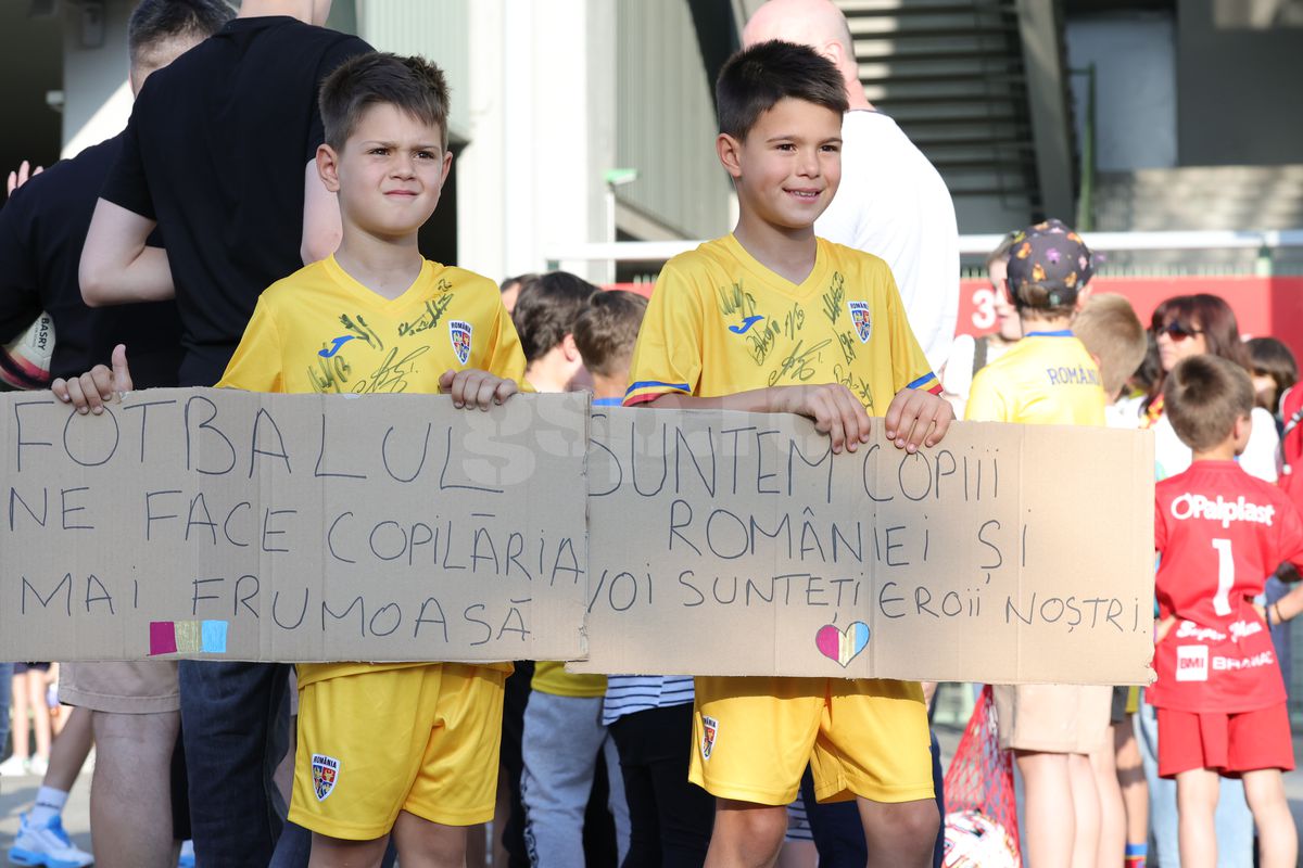 Fanii români prezenţi la antrenamentul oficial al României