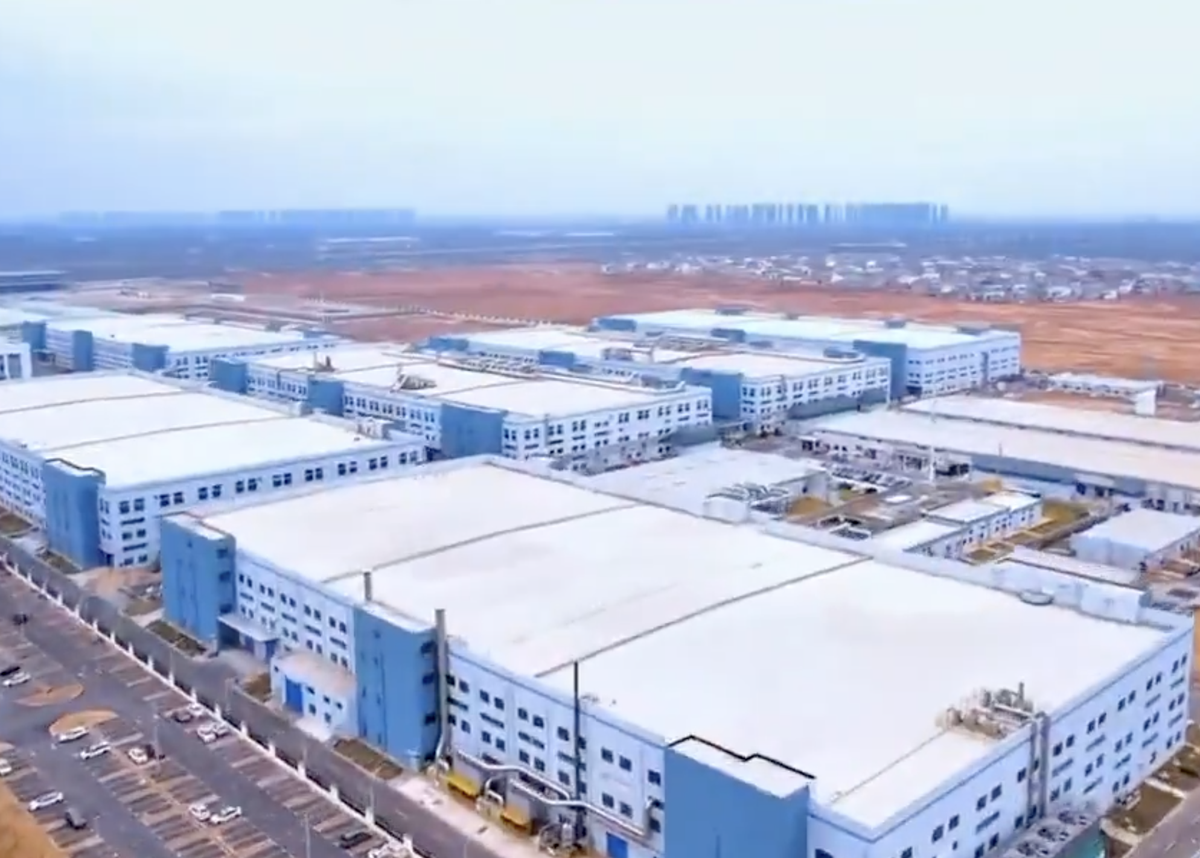 Se ridică mega-fabrica misterioasă a Chinei! O fortăreață mai mare decât orașul San Francisco: 1 milion de mașini, un stadion și un coșmar pentru Tesla