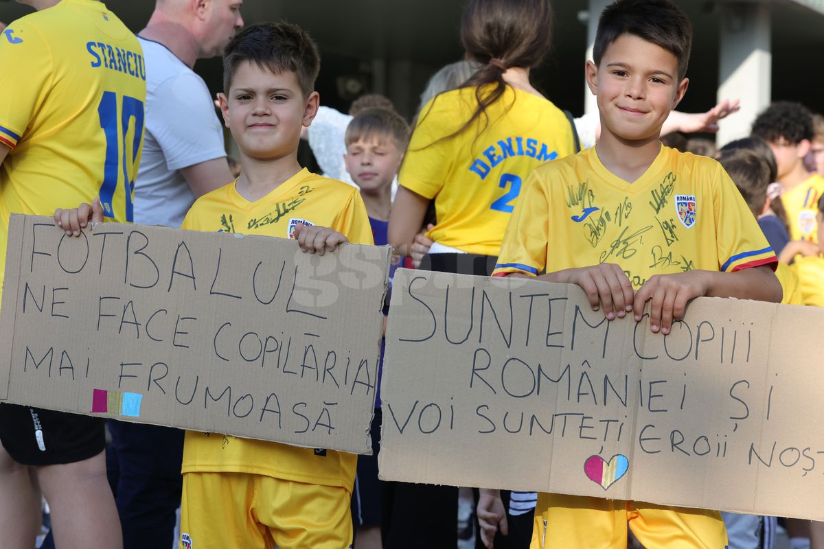 Fanii români prezenţi la antrenamentul oficial al României