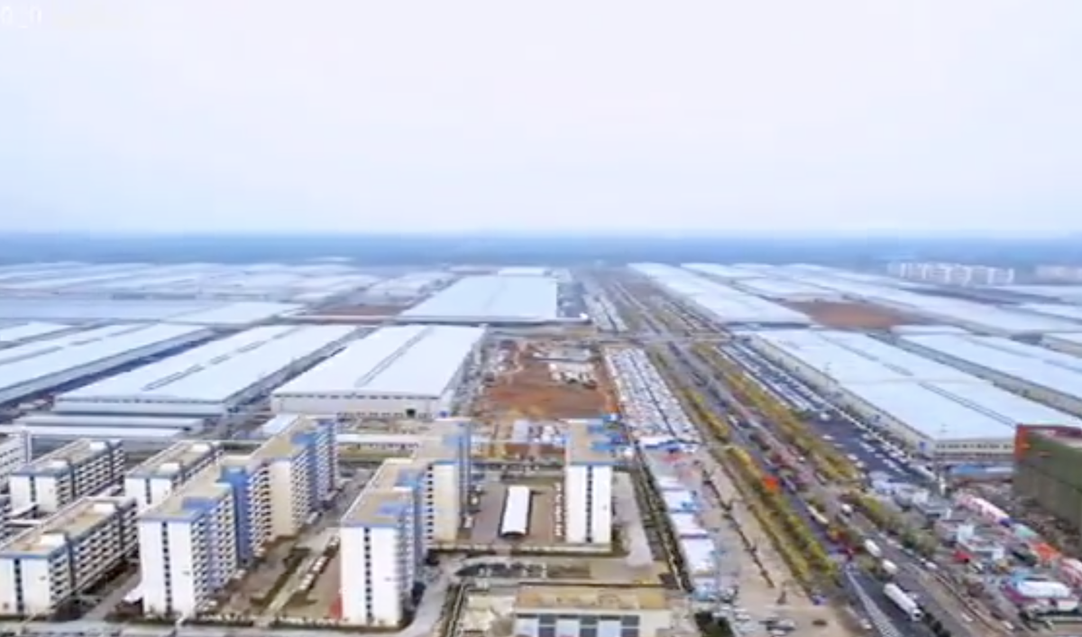 Se ridică mega-fabrica misterioasă a Chinei! O fortăreață mai mare decât orașul San Francisco: 1 milion de mașini, un stadion și un coșmar pentru Tesla