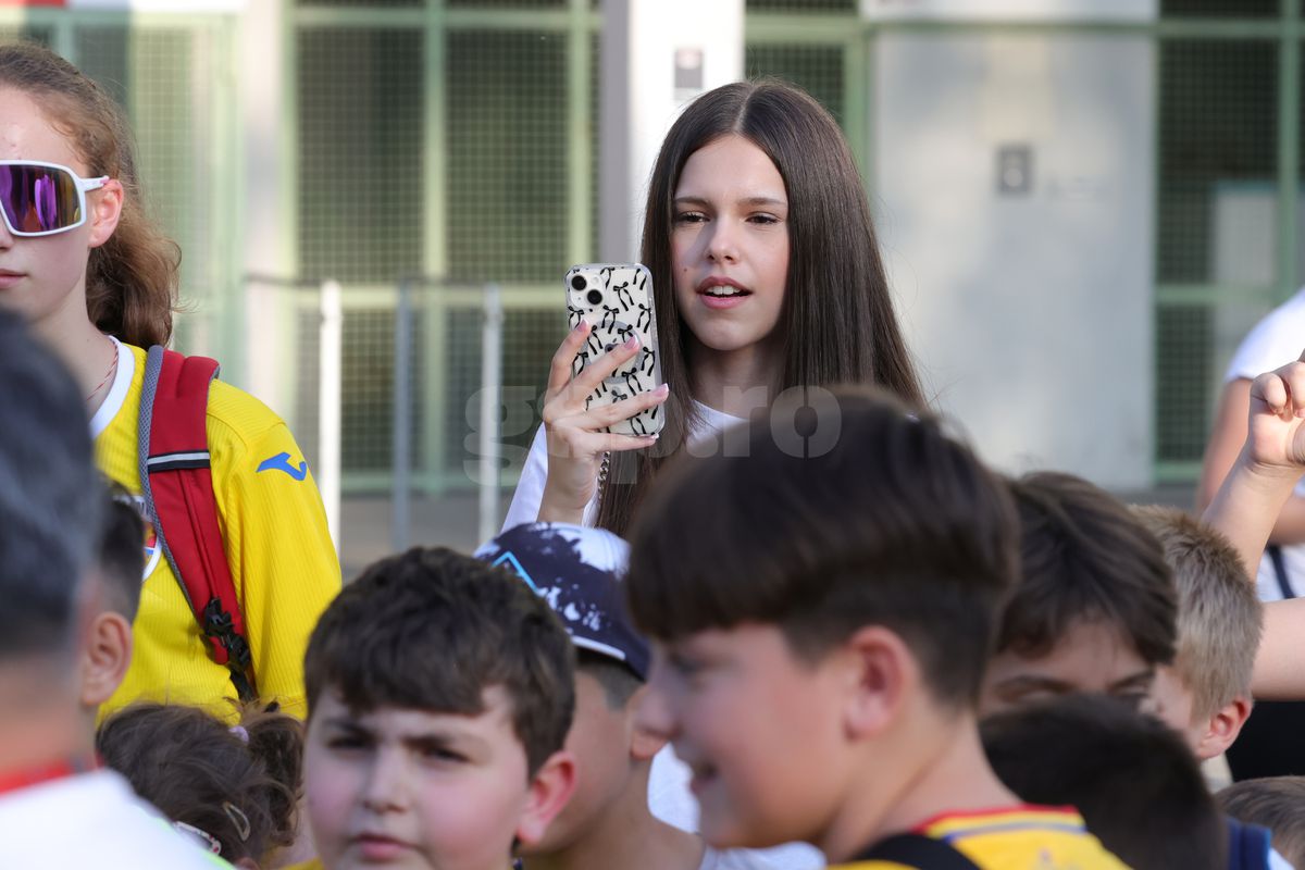 Fanii români prezenţi la antrenamentul oficial al României