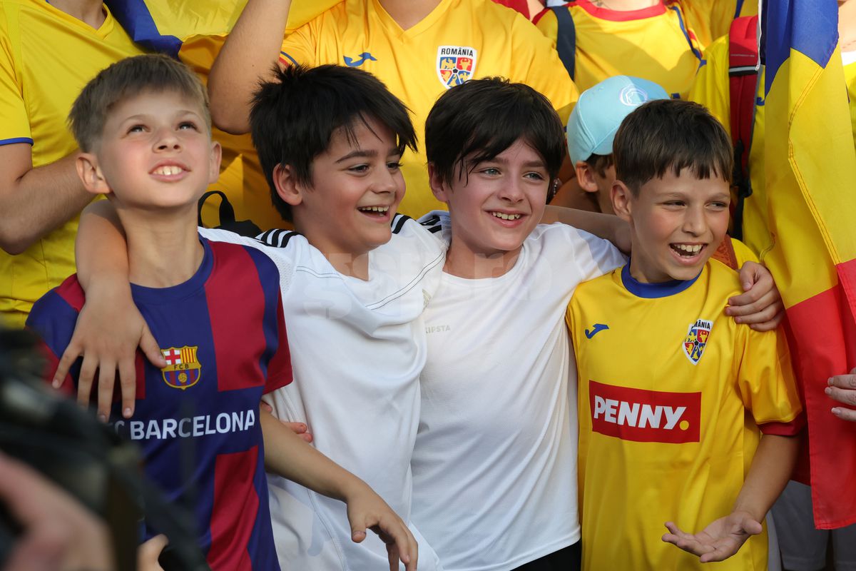 Fanii români prezenţi la antrenamentul oficial al României