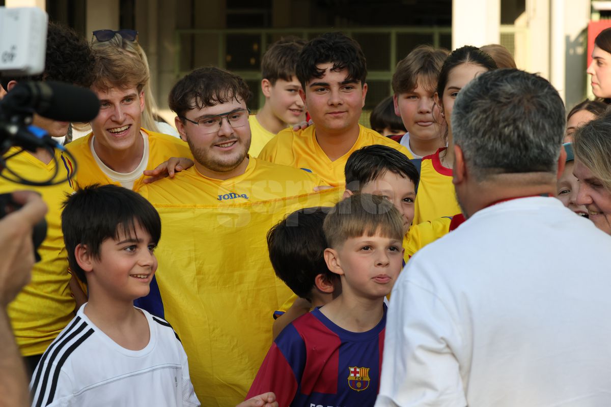 Fanii români prezenţi la antrenamentul oficial al României