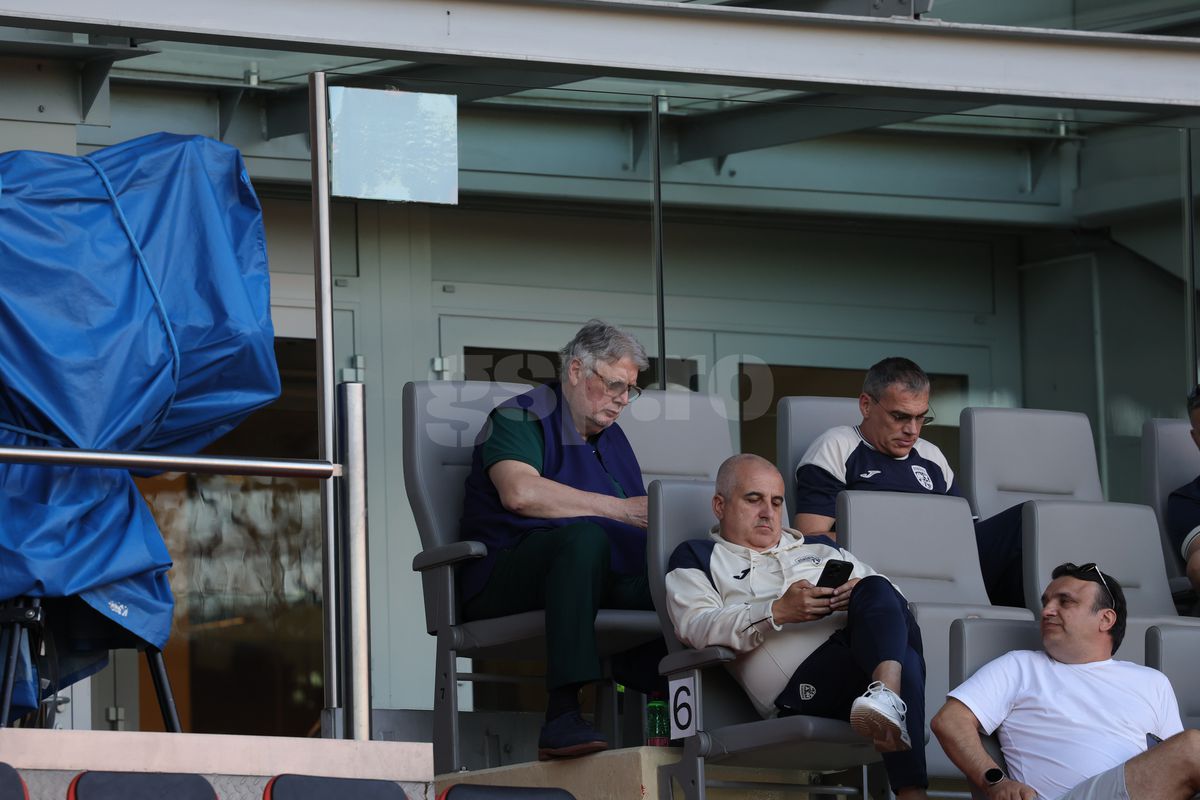 Fanii români prezenţi la antrenamentul oficial al României