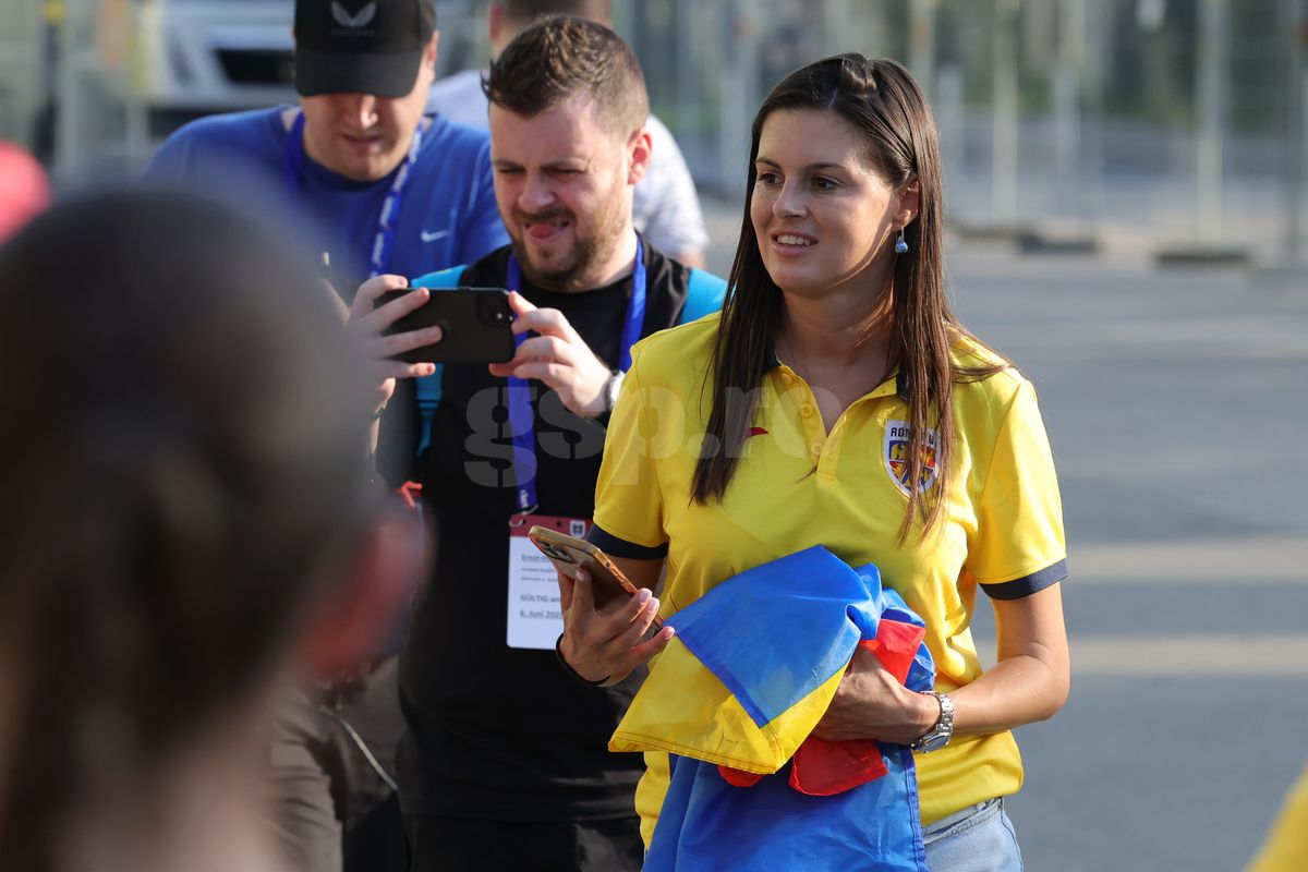 Fanii români prezenţi la antrenamentul oficial al României