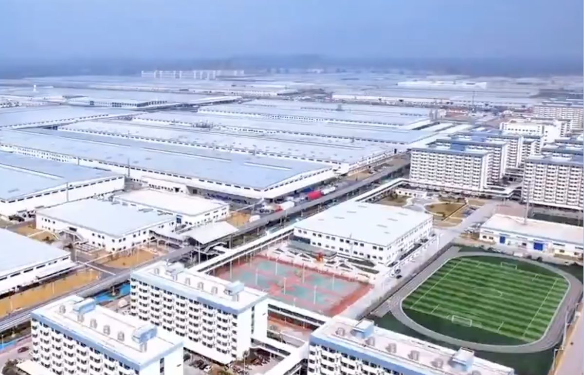 Se ridică mega-fabrica misterioasă a Chinei! O fortăreață mai mare decât orașul San Francisco: 1 milion de mașini, un stadion și un coșmar pentru Tesla