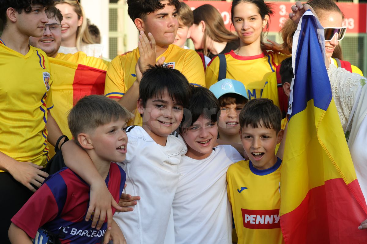 Fanii români prezenţi la antrenamentul oficial al României