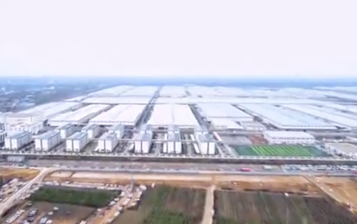 Se ridică mega-fabrica misterioasă a Chinei! O fortăreață mai mare decât orașul San Francisco: 1 milion de mașini, un stadion și un coșmar pentru Tesla